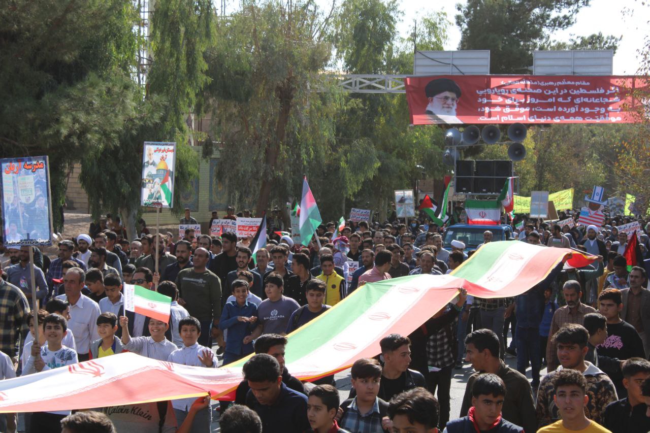 راهپیمایی مردم شهرستان راور در روز بزرگداشت ۱۳ آبان ماه